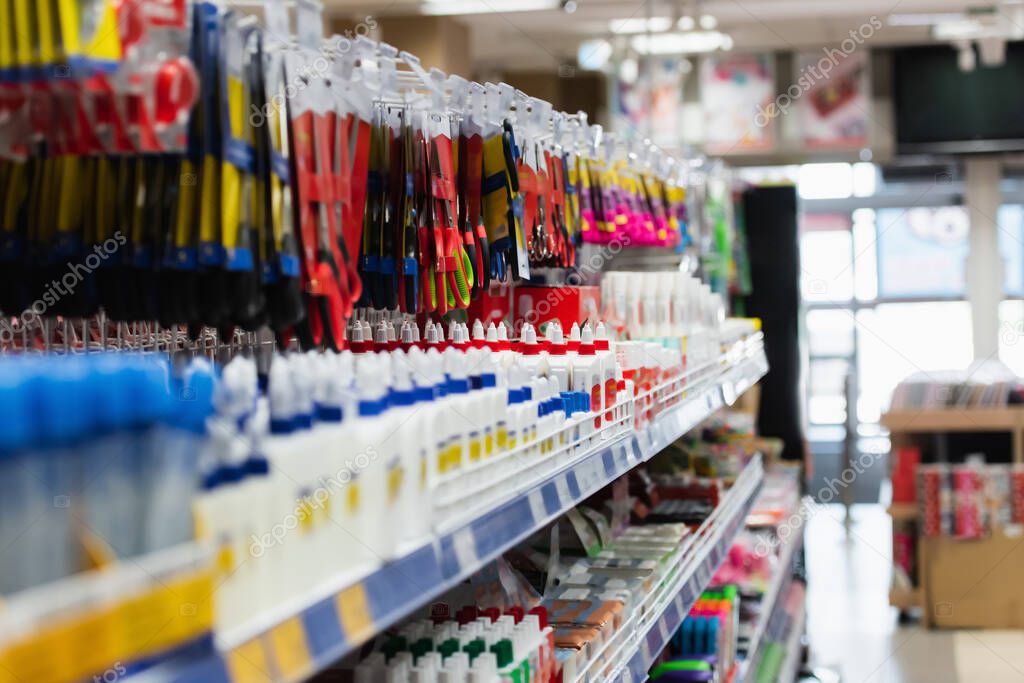 Cliente accolto con gentilezza in una cartoleria