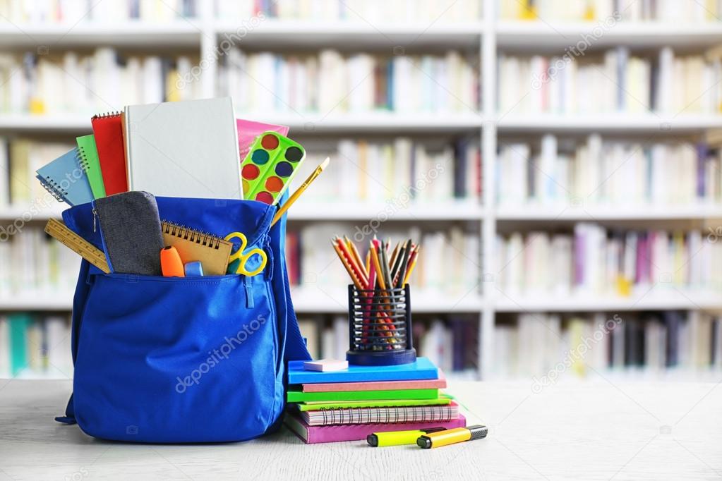 Scaffali con articoli per la scuola ordinati per colore